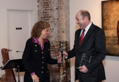 Representatie Debbie Wasserman Schultz accepts the 2013 Crime Fighter Award from RAINN founder Scott Berkowitz